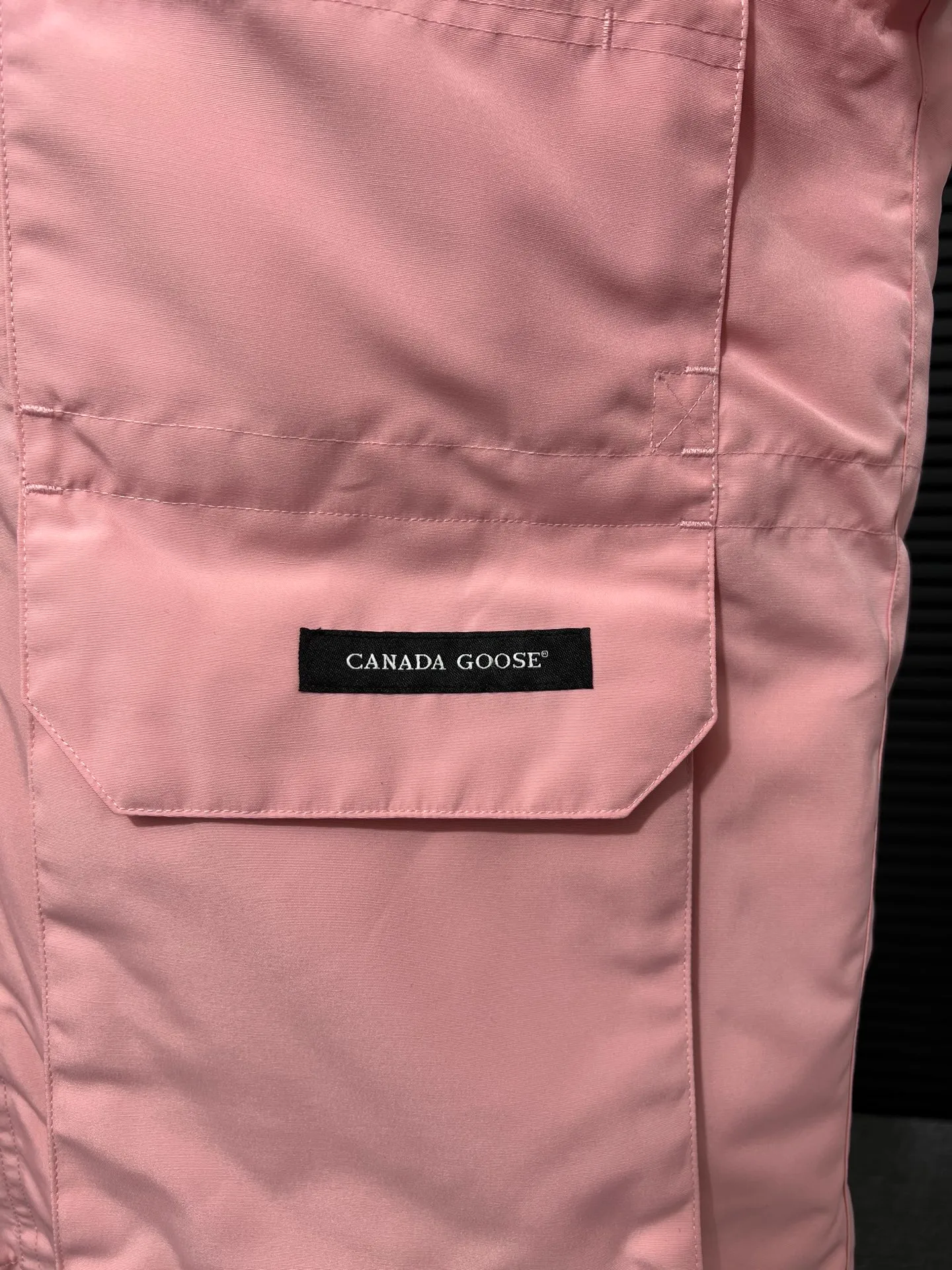 P780 🆕 Top original version, supports chip sensor with handbag 𝗖𝗮𝗻𝗮𝗱𝗮 𝗚𝗼𝘀𝗲 / 🇨🇦 Canada Goose 08 Down Jacket ⚠️ Partners who have been cooperating with us in the past few years know that no matter what is produced outside, our pure genuine trading company ships ❗️ After the test of time, we have received rave reviews. You can compare the market products with us. If you are not satisfied, you can return it at will. You are also welcome to come to ZG to see it and then come to my home to buy‼  1⃣️ The filling is 80% white duck down, with a weight of 500g. Regarding the down content, you can feel it with your hands. Good down has no embarrassment and can be called a walking duvet! 2⃣️ The fabric is made of Feather-Light 10D waterproof coating fabric, which is made of 84.5 polyester fiber and 15.5 cotton. The surface is treated with a special Teflon protective coating produced by DuPont to prevent wind and splash water, and makes the clothing anti-pollution and long-lasting new features! 3⃣️ One-piece seamless cuffs, 13cm official length, all seals are stamped, and all the inner liner is hemmed. The overcoat means sewing all the inner liner once. On the one hand, it is to prevent the velvet from running off, and on the other hand, it can keep the stiffness of the clothes! 4⃣️ Original Yoshida Kogyo Kabushikigaisha zipper, top-grade zinc alloy electroplated zipper with the highest specifications, using precise Japanese craftsmanship, raw materials and management methods. Each zipper can withstand 100,000+ openings and closings 5⃣️ The detachable fur collar is made of top-grade imported wolf fur, which is not comparable to the loose and soft raccoon fur and fake fur on the market. It is a natural Siberian coyote fur collar. The delicate and strong feel is the sense of life that comes from the erosion of wind and frost in nature. 6⃣️ Main logo double-thread 9-needle locking stranded embroidery, electronic digital automatic embroidery, maple leaves with sharp edges. Size: XS-XXL Color: black, off-white, graphite gray, sapphire blue Dark Blue Pink Azure Graphite Gray Black Label Shoulder Width Chest Sleeve Length Clothes Length Recommended Weight kg 67 87 80-90 2XL 58 136 69 89 90-105
